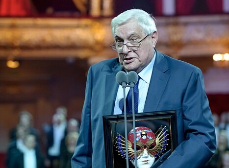 Олег Басилашвили. Сыграл Воланда, который сказал эти слова. Фото Oleg Basilashvili 2014. Dmitriy Dubinskiy. Используется по лицензии Creative Commons. Attribution 3.0 Unported (CC BY 3.0). Изменение в фото: обрезано