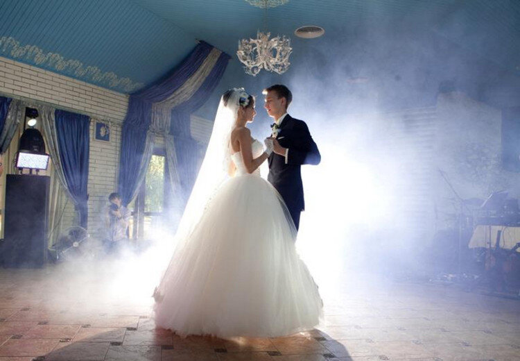 Свадебное платье становится бальным.