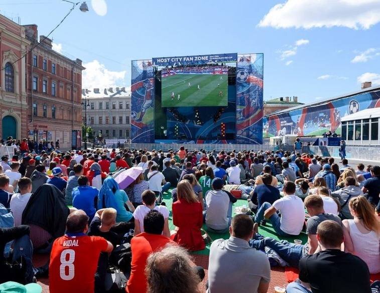 Фото фан-зоны на Конюшенной, так как на Дворцовой еще снимать нечего