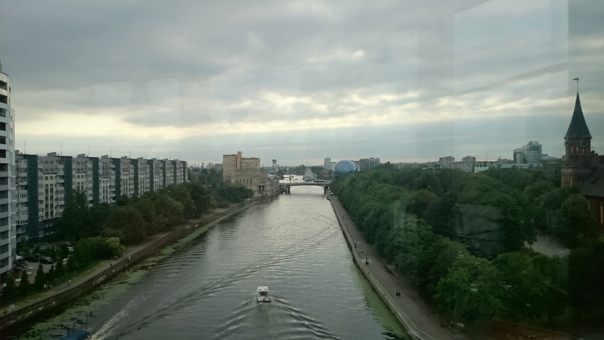 Вдали виднеется Музей Мирового океана с его зеркальным шаром и кораблями у причала. Фото автора
