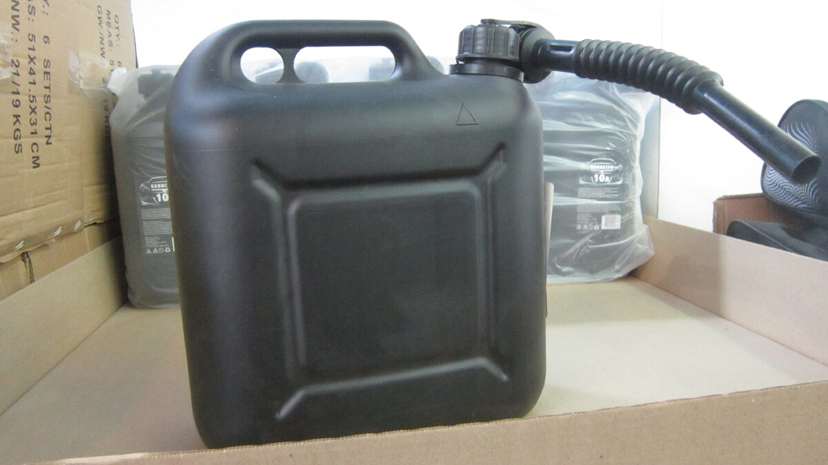 Магазин Светофор. Канистра для топлива с заливным устройством. Цена: 203 рубля.