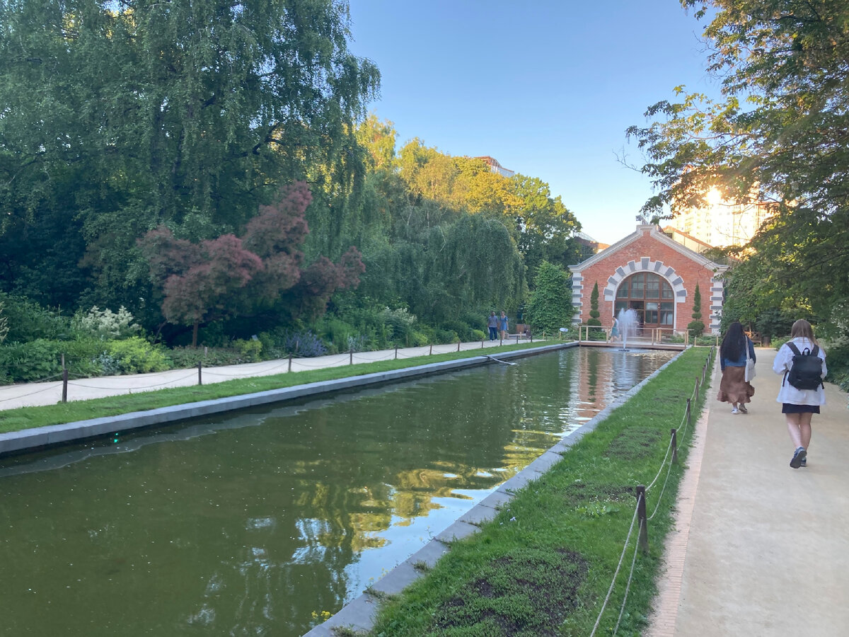 Москва. Аптекарский огород. В масках вход открыт (при оплате за вход, разумеется). Фото автора. 
