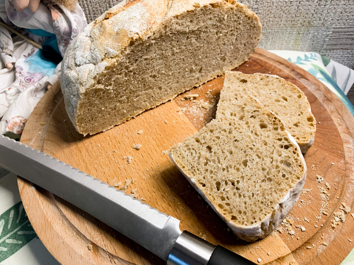 Домашний хлеб из цельнозерновой муки без дрожжей. Цельнозерновой хлеб на закваске. Цельнозереовой злеб на хакааске. Багет на закваске с цельнозерновой мукой. Хлеб на закваске в форме.