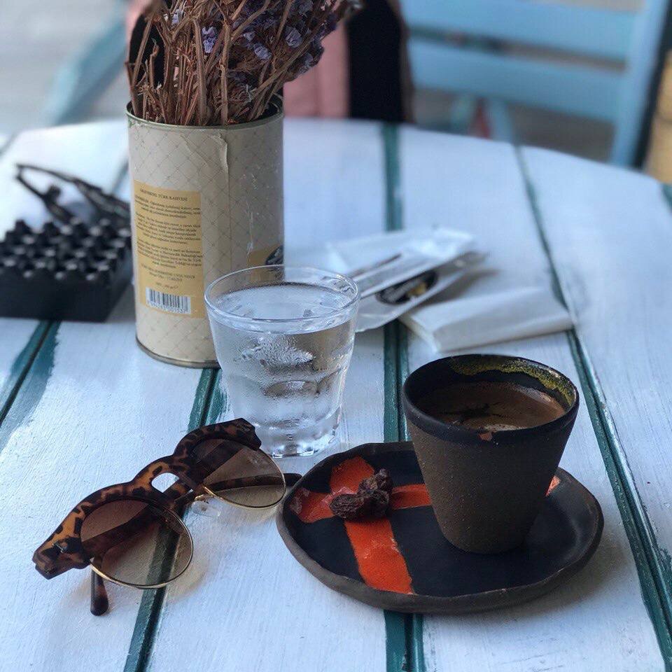 Крепкий турецкий кофе. Традиционно подается со стаканом воды