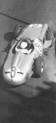 thumb_upНравитсяthumb_downНе нравитсяПервое десятилетие

Регламент Формулы-1 постоянно меняется, а в ближайшие несколько лет может измениться радикально. Но в этом нет ничего удивительного. Ведь вся история Формулы-1 — это история изменения правил, история борьбы конструкторов против составителей регламента из FIA. Мы решили проследить ее по десятилетиям — начиная с возникновения Формулы-1 как чемпионата мира в 1950 году и до наших дней. Первый материал — о периоде 1950—1960 годов.

Интересно: когда анализируешь историю возникновения первого регламента Ф-1, выясняется, что технические правила стали результатом… оскорбленного национального самолюбия!

Если в 1931—1933 годах в европейских гонках (Формулы-1 тогда еще не было) сильнее всех были итальянцы, то затем тотальное господство завоевали две немецкие фирмы — Auto-Union и Mercedes. Довоенными чемпионами Европы становились немцы Ханс Штук, Рудольф Каррачиола, Берндт Роземайер, Герман Ланг. Даже великий Тацио Нуволари ничего не мог противопоставить «тевтонскому нашествию» — и в конце концов изменил марке Alfa Romeo, перейдя в Auto-Union.



Гран При Франции 1955 года, впереди — Хуан-Мануэль Фанхио (Mercedes №18 )

Пока в чемпионате Европы господствовали машины со свастиками на задних обтекателях, итальянские команды хотели побеждать хоть где-нибудь. Они-то через свой национальный автоклуб и изменили правила популярнейшего Гран При Триполи, в 1939 году узаконив для него полуторалитровый объем двигателей. Таких машин в Германии не было (в 1938—1939 годах в чемпионате Европы участвовали машины с трехлитровыми компрессорными моторами либо с двигателями без наддува объемом 4,5 л). Однако никто не ожидал, что Mercedes сумеет за полгода подготовить «маленькие» болиды, которые окажутся на трассе быстрее всех!


Стирлинг Мосс лидирует на автомобиле Vanwall на Гран При Великобритании 1957 года. Vanwall завоевал первый Кубок конструкторов, который стал разыгрываться с 1958 года

После войны в Италии еще остались полуторалитровые машины, в то время как все немецкие сгинули. Правда, Ауто-Унионы по личному распоряжению Василия Сталина были вывезены в СССР, но специалисты советской гоночной команды ВВС так и не смогли найти общий язык с капризной трофейной техникой. Таким образом, оставалось объявить «маленькую» полуторалитровую формулу главной, и у итальянцев фактически не оказывалось конкурентов!

Решение разыгрывать личный чемпионат мира в классе Формула-1 было принято на конгрессе FIA в 1949 году по инициативе национального автоклуба Италии. Первый технический регламент Формулы-1 (которую тогда порой называли Формулой-А) был весьма либерален — позволялось все! Ограничивался только объем двигателя: 1,5 литра с наддувом или 4,5 литра без наддува.


Самые харизматичные менеджеры пятидесятых: «коммендаторе» Энцо Феррари (вверху) и Альфред Нойбауэр (Mercedes)


Интересно, что для того, чтобы считаться мировым первенством, Формула-1 должна была проходить и в Америке. А за океаном в то время гонялись болиды с трехлитровыми компрессорными моторами — как и в довоенной Европе. Но это не стало препятствием для FIA. Дело в том, что знаменитую американскую гонку Инди-500 включили в чемпионат Формулы-1 номинально, «для галочки» — выезжать куда-либо за пределы разоренной войной Европы у тогдашних гонщиков просто не было возможности! А американцы не приезжали в Европу. Но это никого не смутило — прошедший в 1950 году чемпионат, будучи по сути европейским, тем не менее назывался мировым.

Лучшими, естественно, были итальянцы. Фирма Alfa Romeo, когда-то пользовавшаяся услугами команды Энцо Феррари, теперь создала собственную «конюшню». И какую! «Три великих Ф», то есть Джузеппе Фарина, Хуан-Мануэль Фанхио и Луиджи Фаджиоли, заняли три первых места в чемпионате мира. Они выступали на Alfa Romeo 158 довоенной разработки (фактически спроектированной в 1937 году), ласково прозванной «Альфеттой». Французские и английские машины, а также Maserati и Ferrari, были гораздо слабее.

Машины, выходившие на старт первых чемпионатов мира, были все как одна консервативны по своей конструкции. Трубчатая пространственная рама, переднее расположение двигателя, узкие шины… Главным фактором была мощность двигателя — и именно над моторами команды в то время в основном и работали. На Alfa Romeo стояла рядная «восьмерка» с компрессором, которая развивала сперва 350 сил, потом (Alfa 159 1951 года) 404 силы, а затем — и все 425 л.с. Правда, расход топлива рос пропорционально мощности — и в ходе гонки Альфам приходилось дозаправляться два-три раза, тогда как соперникам хватало одного пит-стопа. Тем не менее в 1951 году Alfa 159 обеспечила чемпионский титул Хуану-Мануэлю Фанхио, после чего фирма Alfa Romeo решила свернуть свою гоночную программу.


Гонки в начале пятидесятых продолжались до трех часов, управление машинами требовало от пилота физической силы и выносливости. Кроме того, необходимым качеством было бесстрашие — о пассивной безопасности тогда и не думали


Уход Альфы чуть не похоронил новорожденный чемпионат мира! По сути дела, в Формуле-1 почти не осталось нормальных машин, помимо Ferrari и Maserati. Довоенный хлам постепенно приходил в негодность, а создавать новые конструкции было дорого. Что же оставалось делать Международной автомобильной федерации? От Формулы-1 пришлось отказаться вообще: следующие два года в чемпионате мира выступали более дешевые машины тогдашней Формулы-2 (разумеется, сейчас эти сезоны тоже входят в статистику Формулы-1). Это были скромные автомобили с двухлитровыми атмосферными или 500-кубовыми наддувными моторами.

Лучшими все равно были пилоты на Ferrari, которым иногда составляли конкуренцию гонщики на Maserati. Фирма из Маранелло выставила простую и надежную машину Ferrari 500 с двухлитровой «четверкой», которая победила в 14 из 15 гонок чемпионатов 1952—1953 годов! Чемпионом два раза подряд становился итальянец Альберто Аскари. Но новые, более «бюджетные» правила чемпионата вызвали небывалый энтузиазм небольших команд, прежде всего английских. В 1952 году в Формуле-2 участвовало более 70 гонщиков!

Вводя Формулу-2 в качестве главной, чиновники FIA заранее уведомили всех, что это ненадолго. К дебюту новой Формулы-1 готовились заранее. И тем не менее к старту чемпионата 1954 года не успел Mercedes. В первых гонках лучше других смотрелись Maserati 250F и Ferrari 625 (модернизированная прошлогодняя модель 500 с двигателем увеличенного объема). Но когда «серебряные стрелы» все же вышли на старт, они победили в первой же гонке…

Новый регламент разрешал моторы объемом 2,5 литра без нагнетателя (такие и использовались чаще всего) и 0,75 литра с компрессором. Этим техническим требованиям суждено было действовать до конца десятилетия. Габаритные размеры машины, ее масса и прочие параметры по-прежнему не регламентировались. Последнее обстоятельство позволило команде Mercedes выставлять на гонки машины, колеса которых были закрыты обтекателями. Впрочем, Mercedes модели W196 был, пожалуй, первой машиной Формулы-1, при работе над которой создатели думали не только о мощности двигателя, но и об иных аспектах конструкции — в частности, об аэродинамике. Кроме того, сама по себе организация гоночной команды Mercedes была на голову совершеннее, чем у соперников. Творец предвоенных побед «серебряных стрел» Альфред Нойбауэр был, несомненно, лучшим автогоночным менеджером своего времени. Грузный человек, в любую погоду облаченный в шляпу и плащ, установил в команде железную дисциплину, которая и не снилась беспечным итальянцам. Приличное финансирование, технологические исследования, тесты и даже специально построенные скоростные автомобили-трейлеры для доставки машин на гонки — всем остальным в те годы об этом приходилось лишь мечтать!

Хуан-Мануэль Фанхио, чутко улавливавший техническую конъюнктуру, тут же пересел с Maserati, на которой начинал сезон, в Mercedes. За это дальновидный аргентинец был вознагражден своим вторым чемпионским титулом, а в 1955 году — третьим. Но после ужасной трагедии в Ле-Мане 1955 года, когда Mercedes французского гонщика Пьера Левега улетел на трибуны, унеся с собой 80 жизней, немецкая фирма надолго покинула автоспорт…

В личном зачете ничего не изменилось. Лучшим по-прежнему был Фанхио: в 1956 году на Ferrari, а в 1957-м — на Maserati. Однако за спиной непобедимого титана положение дел менялось — заявлять о себе стали британские команды. Англичанин Стирлинг Мосс, дважды становившийся вторым в чемпионате на немецкой и итальянской машинах, в 1957 году принес второе место британской марке Vanwall.

Вскоре после начала чемпионата 1958 года непобедимый Фанхио решил, что пришло время завершить спортивную карьеру — и за вакантное место короля Формулы-1 вспыхнула ожесточенная схватка. Первенство 1958 года вошло в историю как великое противоборство настоящих джентльменов — Майка Хоторна на Ferrari и Стирлинга Мосса, выступавшего на автомобилях Vanwall и Cooper. Увы, Моссу четвертый раз подряд досталось второе место. Немалую роль в его поражении сыграло решение FIA об изменении состава применяемого в гонках топлива — Vanwall теперь ехал хуже. Первоначально правила не регламентировали состав горючего, и в баки заливали ядовитую «адскую смесь», состоявшую из метанола, бензола, авиационного керосина, ацетона и различных присадок. С 1958 года федерация решила, что ради спонсорской поддержки производителей топлива стоит использовать бензин. Теперь было разрешено применять только авиационный бензин с октановым числом от 100 до 130.

Конец пятидесятых ознаменовался победой Джека Брэбхема — впервые на английской машине Cooper T51 с двигателем Coventry Climax. Отец и сын Куперы предвосхитили следующую эпоху гоночного автостроения — на их машине двигатель был установлен позади гонщика…