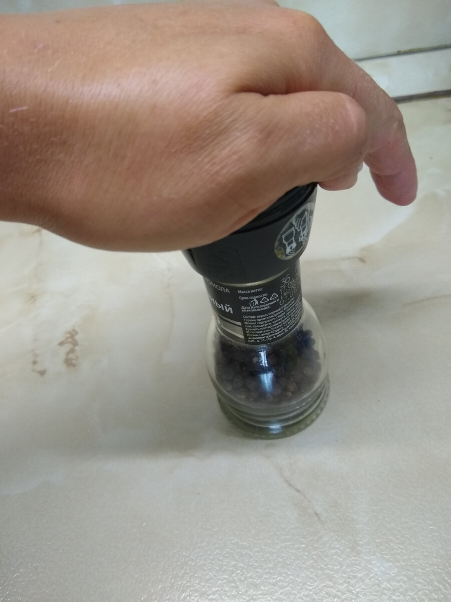 Разобрать одноразовую мельницу. Как вскрыть мельницу для перца kotanyi. Как разбирается мельница для перца. Вскрыть мельницу для перца. Разобрать одноразовую мельницу.