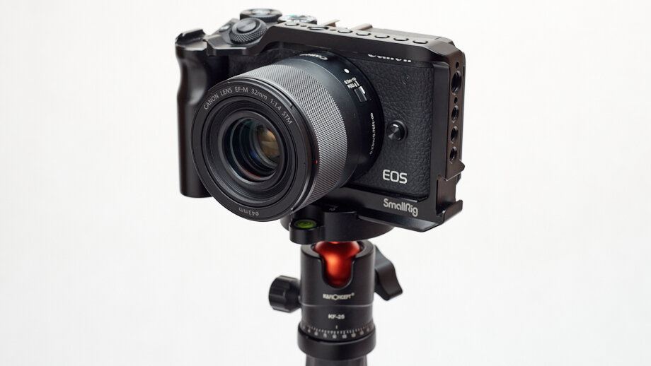 Штатив с камерой Canon EOS M6 Mark 2
