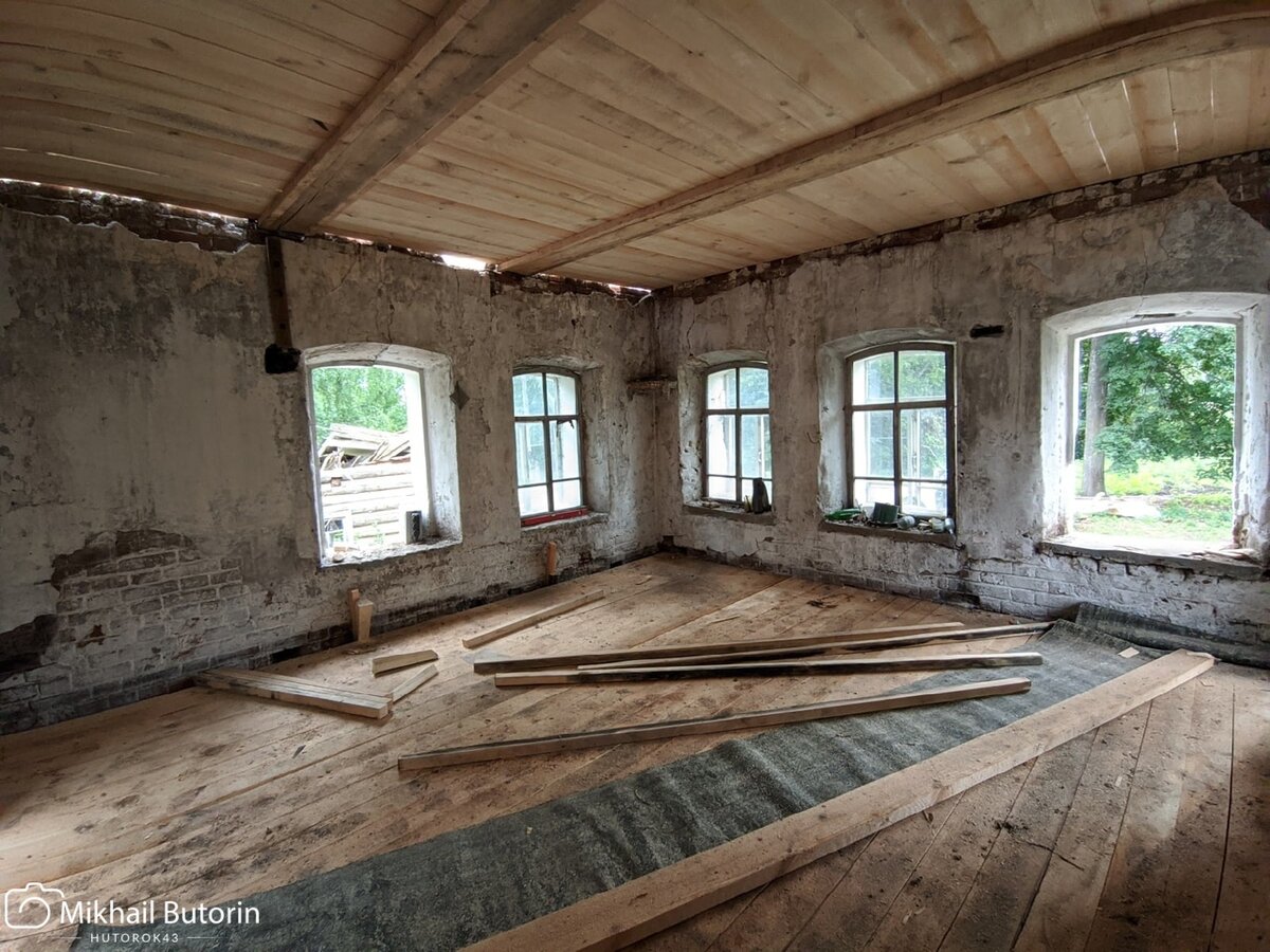 Внутри комнаты.