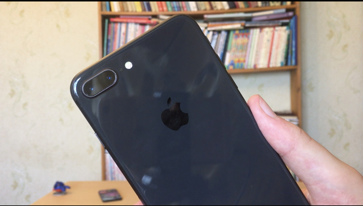 Переливающийся на свету стеклянный корпус.