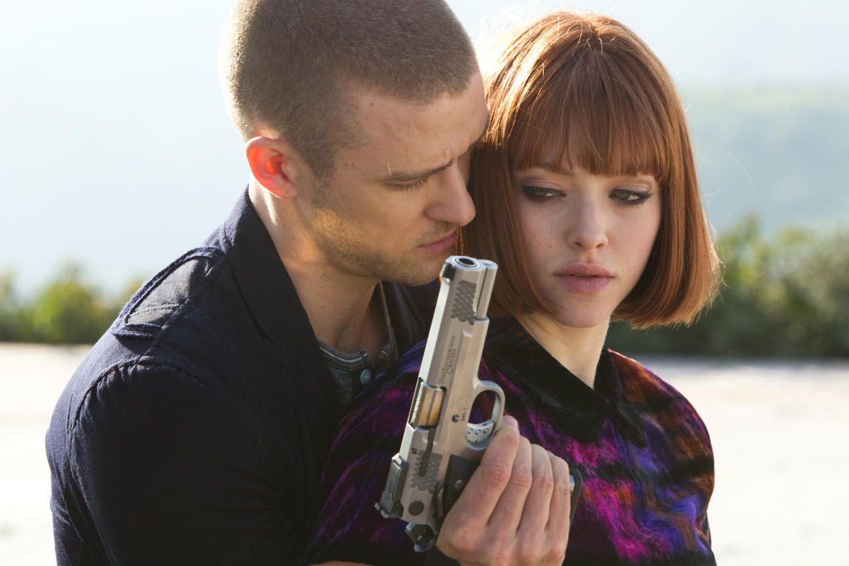 In time Джастин Тимберлейк. Джастин Тимберлейк время 2011. Justin Timberlake and Amanda Seyfried. С кем жил главный герой