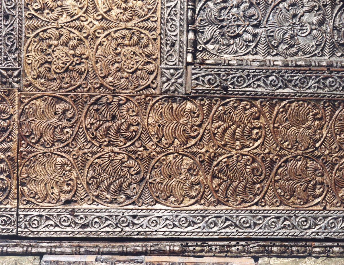 Резьба по дереву на иконостасе