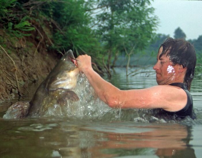 Снилось как ловили рыбу. Ловить рыбу во сне. Рыбак на рыбалке. Рыбалка. Рыба с руками.