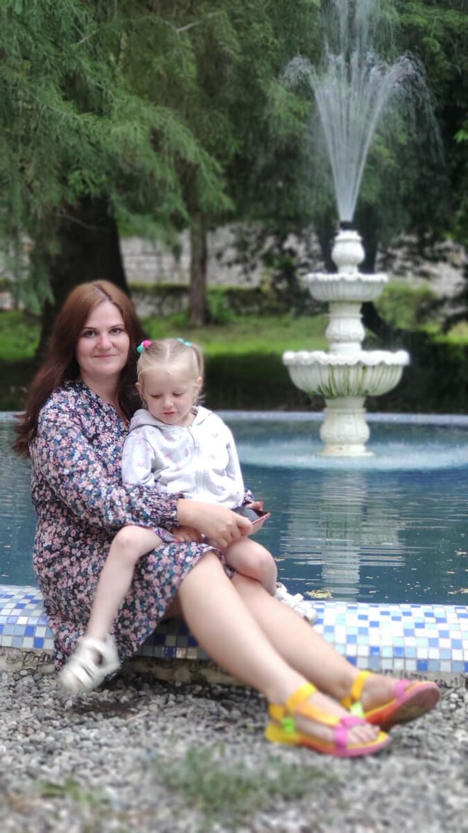 Мы с дочкой у одного из фонтанов. 