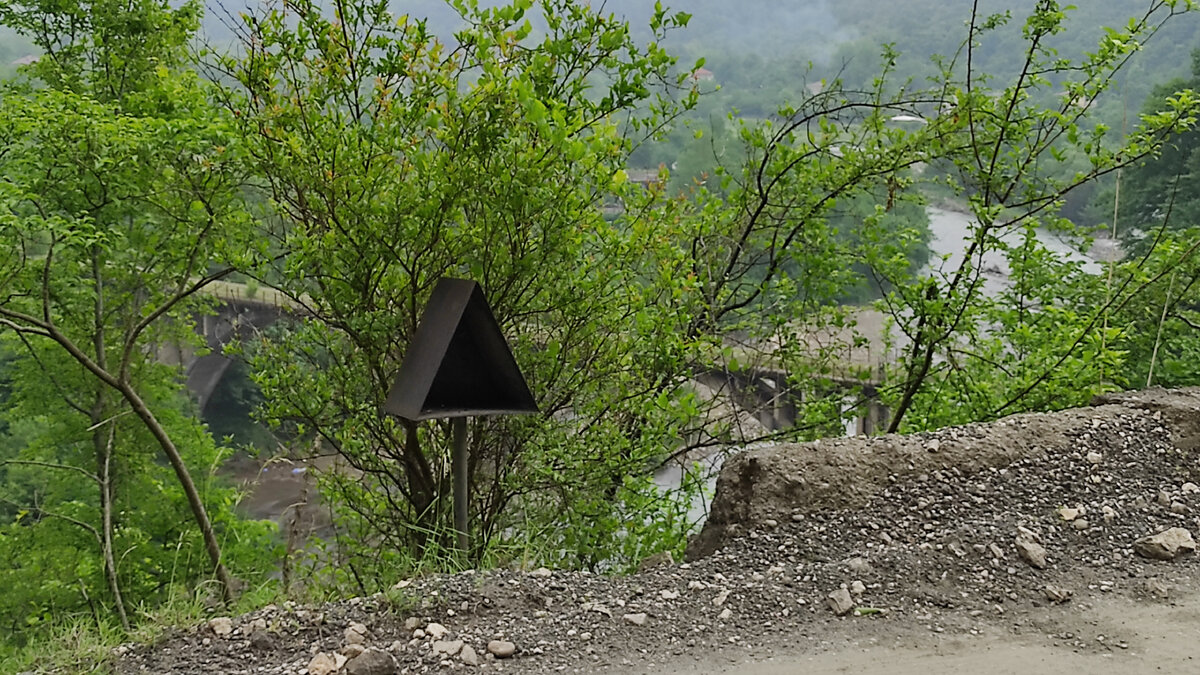 Загадочная конструкция возле дороги в Абхазии. Фото автора