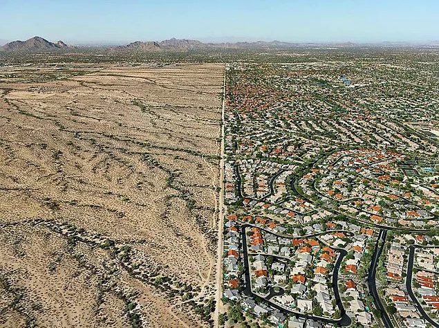 Мы привыкли видеть в Интернете идеальные снимки красивой архитектуры, зеленых пейзажей, живописных достопримечательностей, счастливых туристов и тому подобное.-10