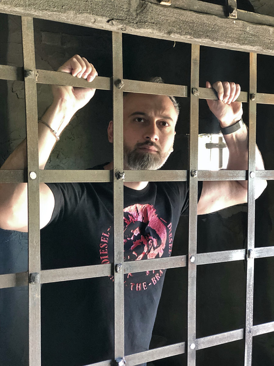 Выйди из клетки