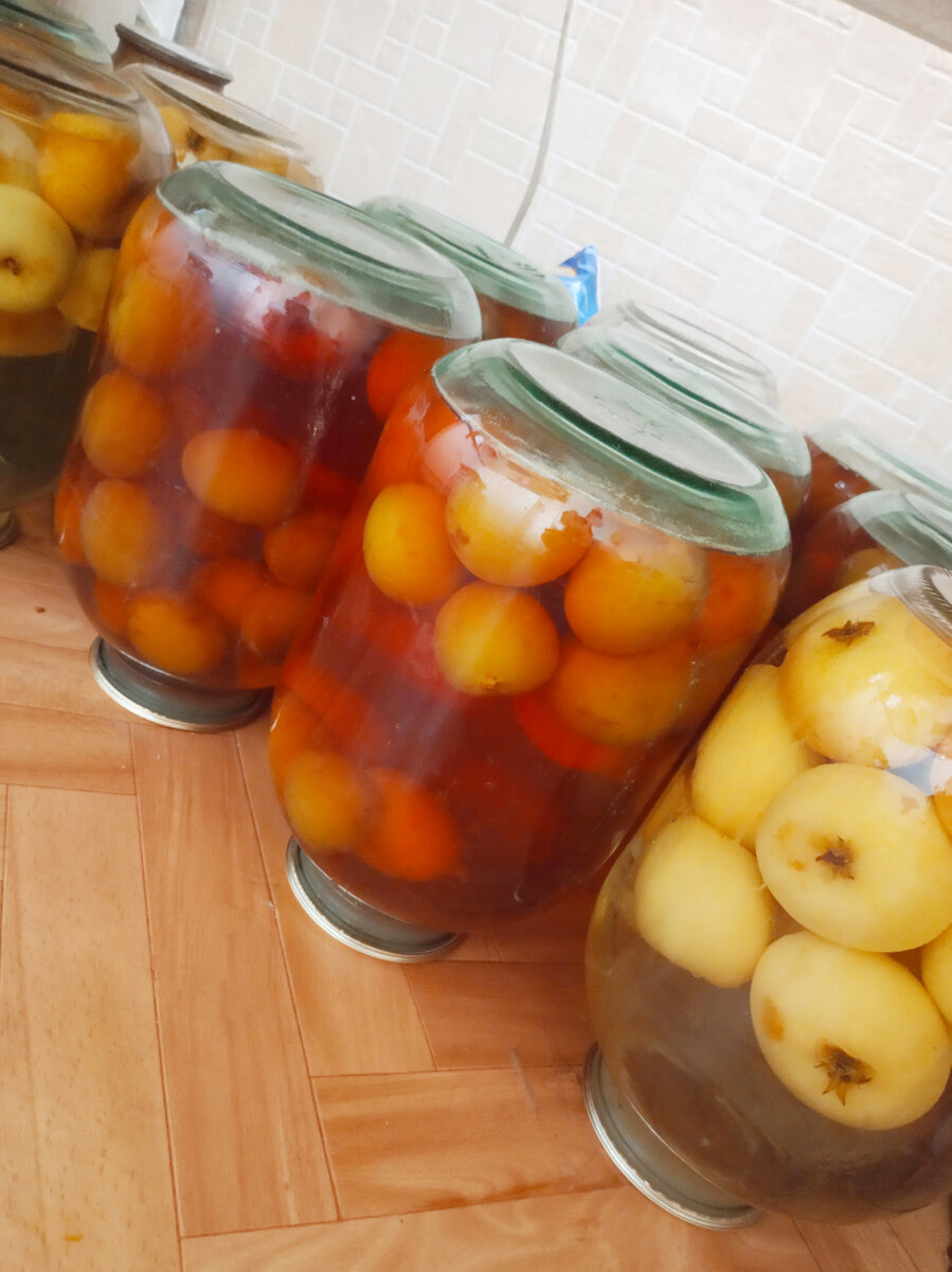 Фото автора. Вот они! Мои желания на чаше весов всегда ниже компотов и борща