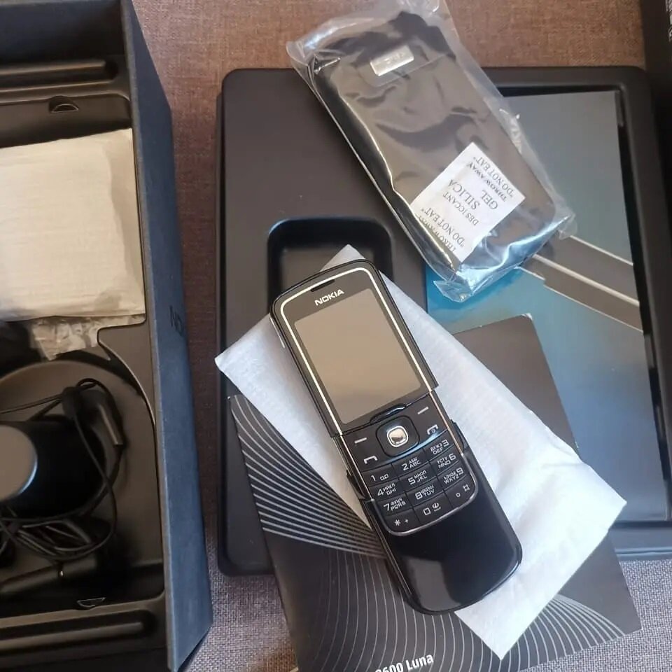 Nokia 8600