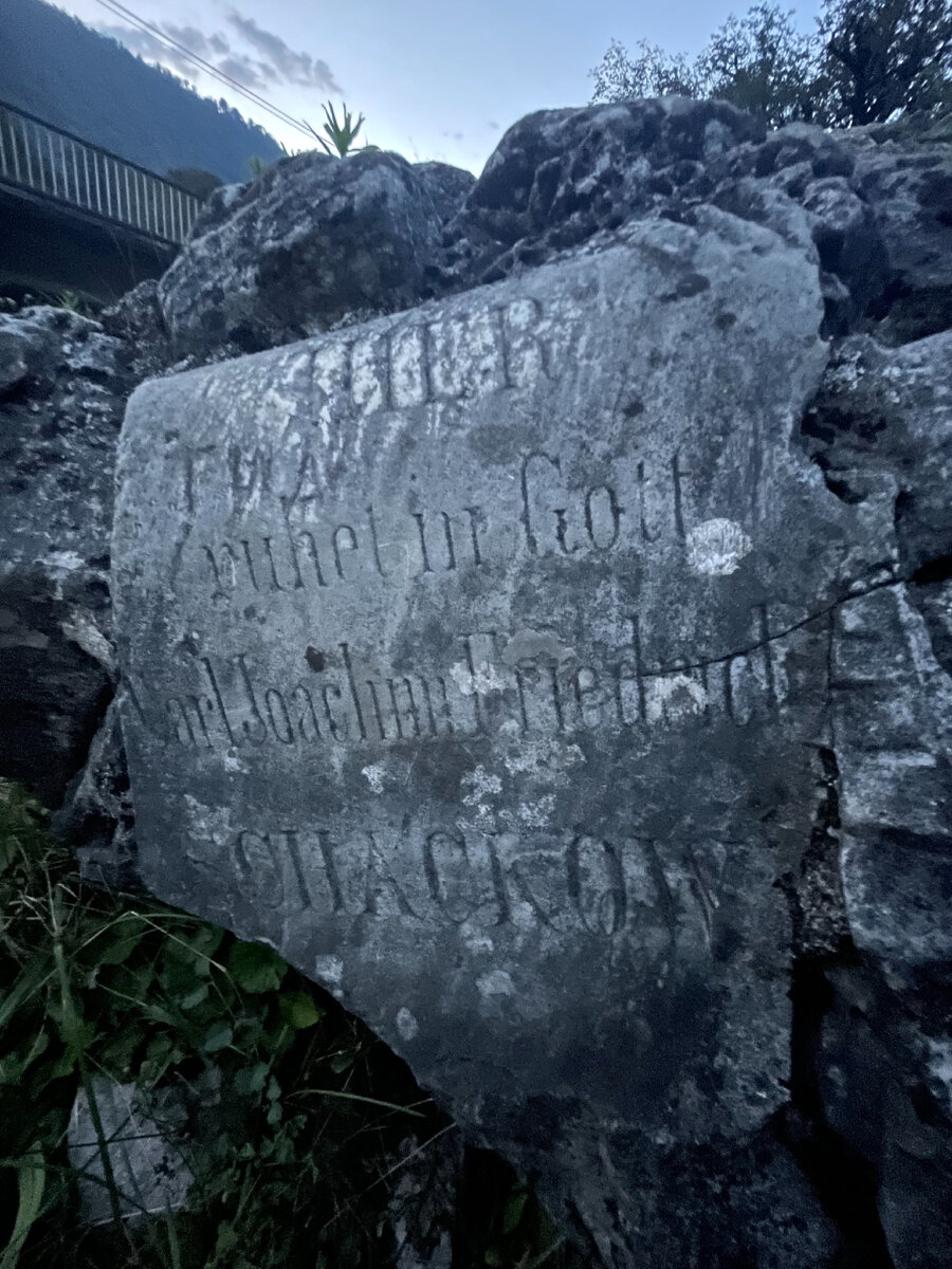 Беслетский арочный мост построен в XI-XII веках. Это единственное сооружение в Абхазии подобного типа, сохранившееся до наших дней. Состоит из каменной однопролетной арки, длиной в 13 метров. Свод выложен из цельных плит известняка.