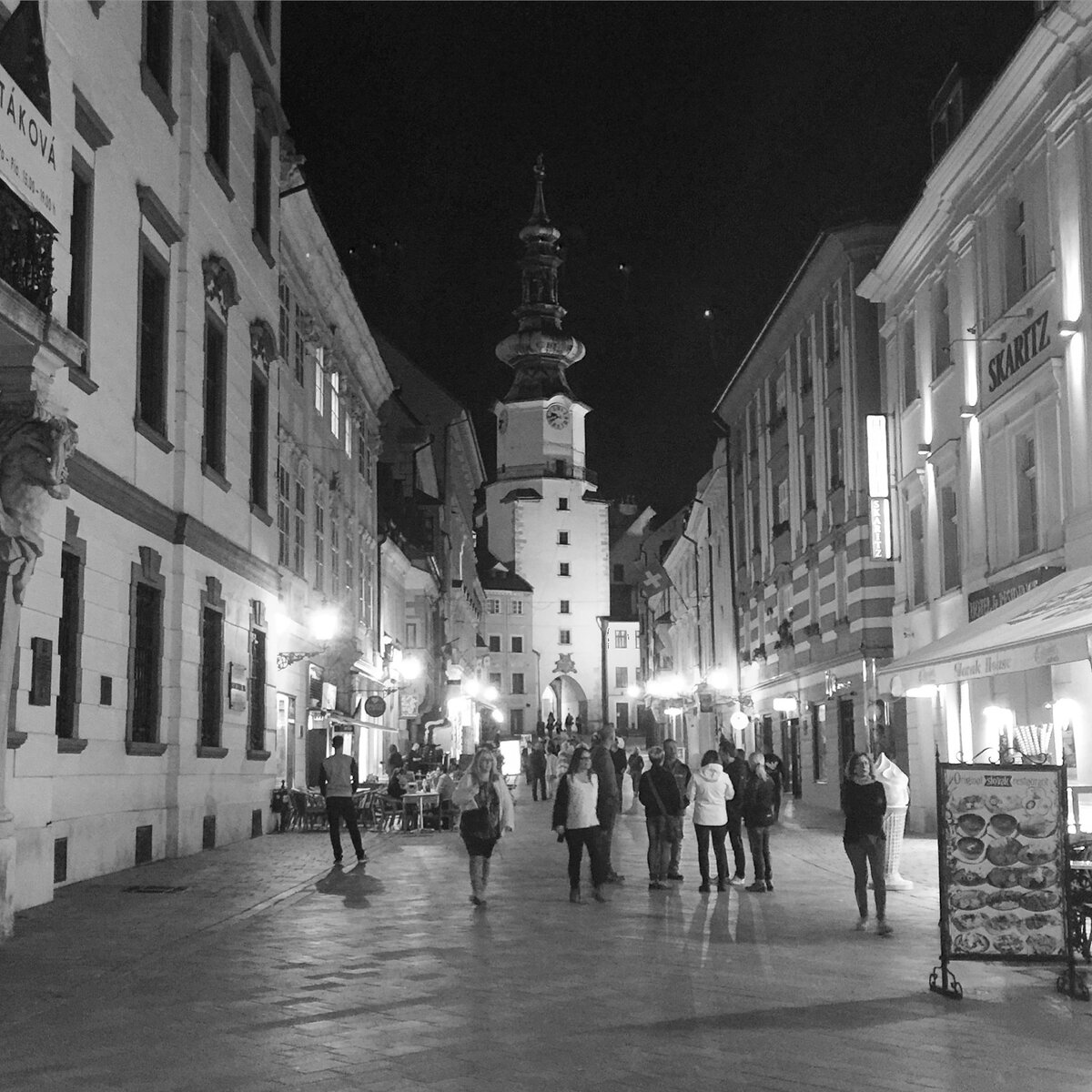 Михайловские ворота — единственный сохранившийся вход в Старый город. Издалека барочная башня напоминает церковь. Под аркой ворот находится «нулевой километр» Братиславы.