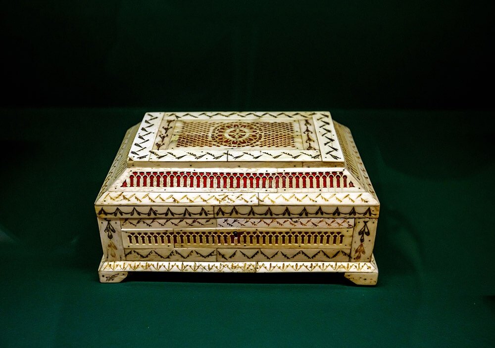 Музей шкатулок. Выставка ларец. Выставка шкатулок название. Выставка шкатулок. Сундук в русской избе.