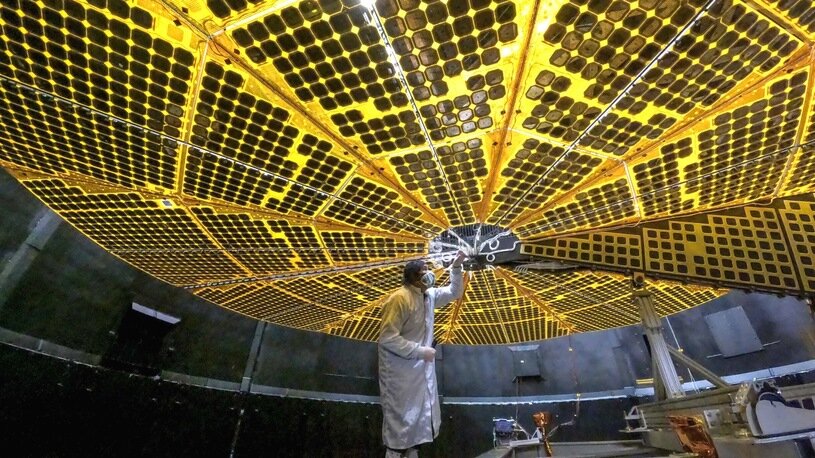 Огромные солнечные панели зонда Люси. Фото: НАСА