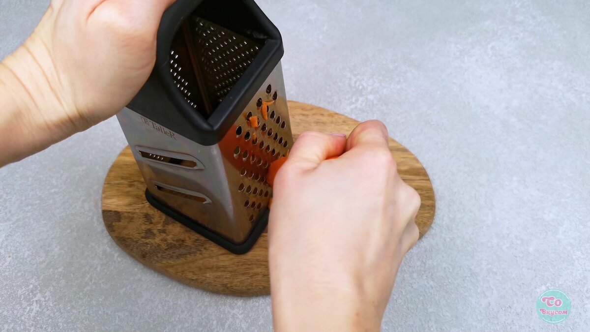 1 морковь натереть на крупной терке.