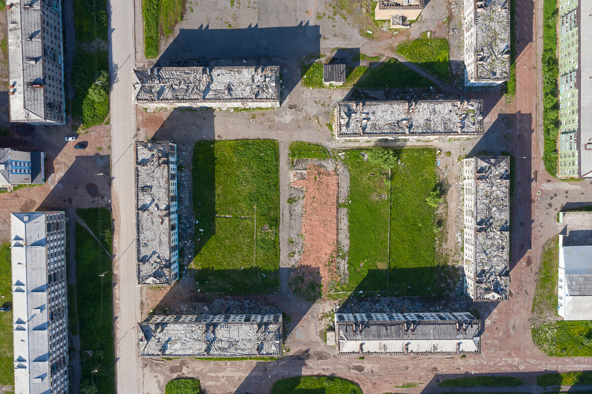 Заброшенные здания заполярного посёлка Воргашор. Окрестности Воркуты, Республика Коми. Фото Владимира Кезлинга, моего друга и попутчика в путешествии по Коми (ещё 1 фото)