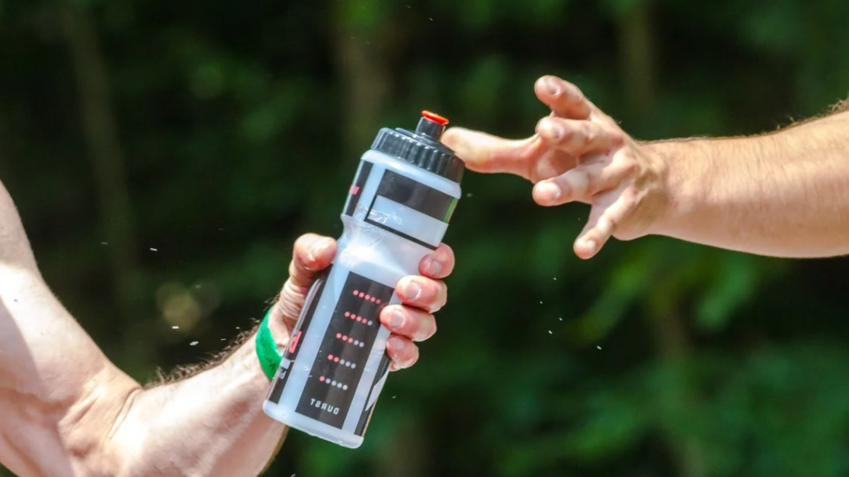 Первые симптомы обезвоживания организма - жажда и сухость во рту.