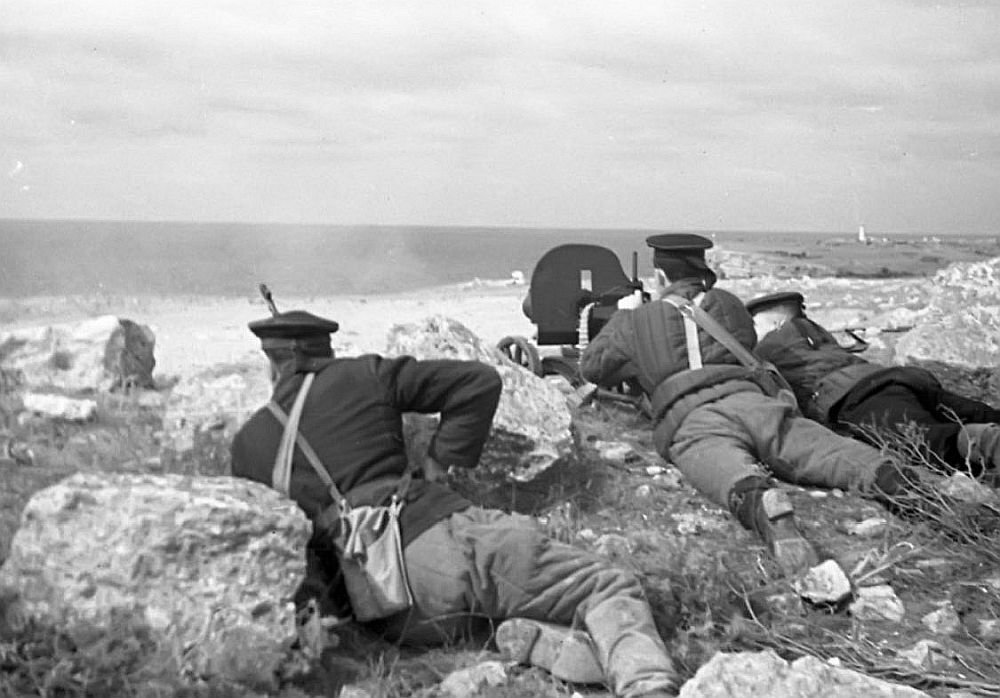 Пулеметчики 7-й бригады морской пехоты ЧФ держат оборону в Мекензиевых горах. Источник: waralbum.ru
