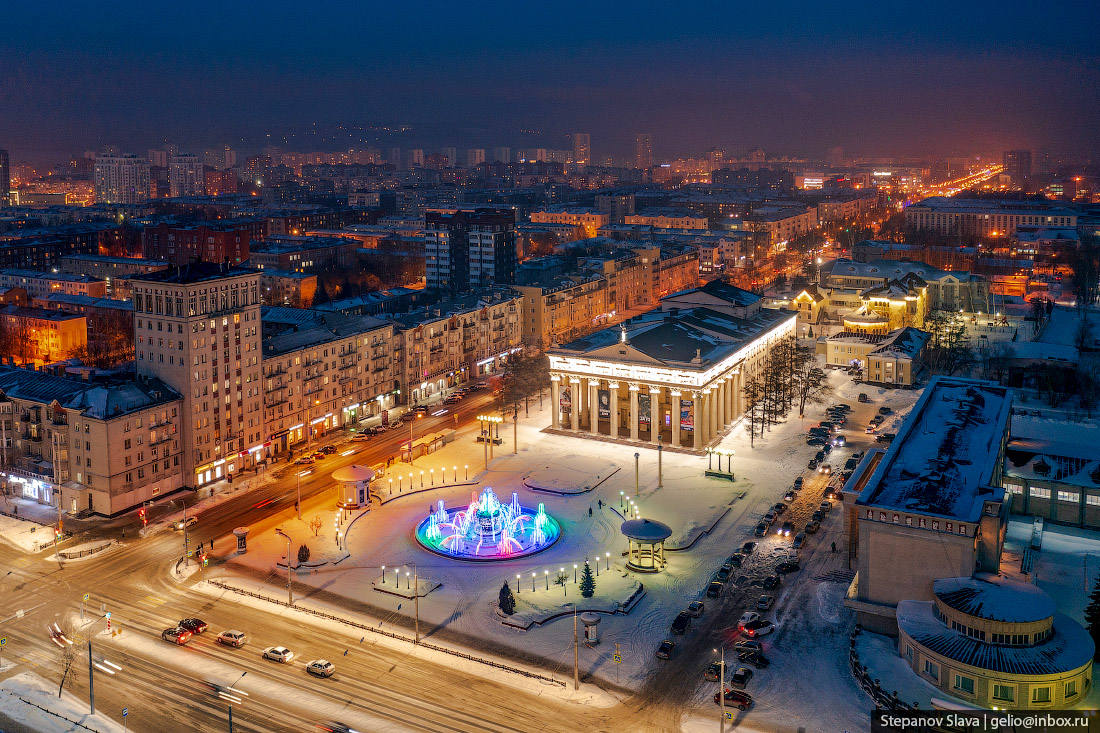 Зимний драматический театр Новокузнецк. Новокузнецк площадь города. Драмтеатр Новокузнецк зима. Города Кузбасса Новокузнецк.