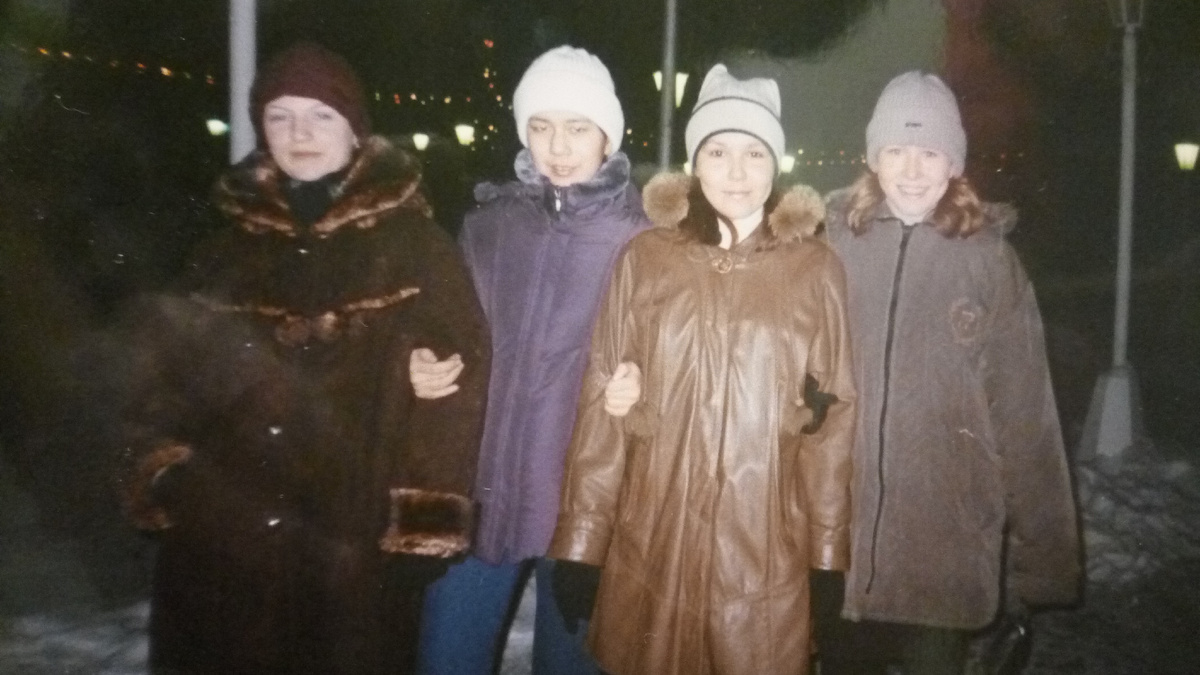 Это наша компания: Валюха, я, Альбина, Алина. Пришли на дискотеку.