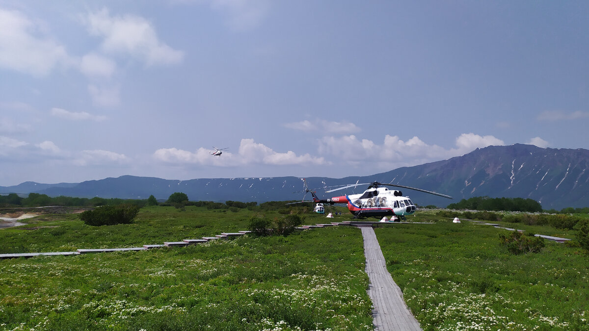 Вертолётная площадка в кальдере вулкана Узон