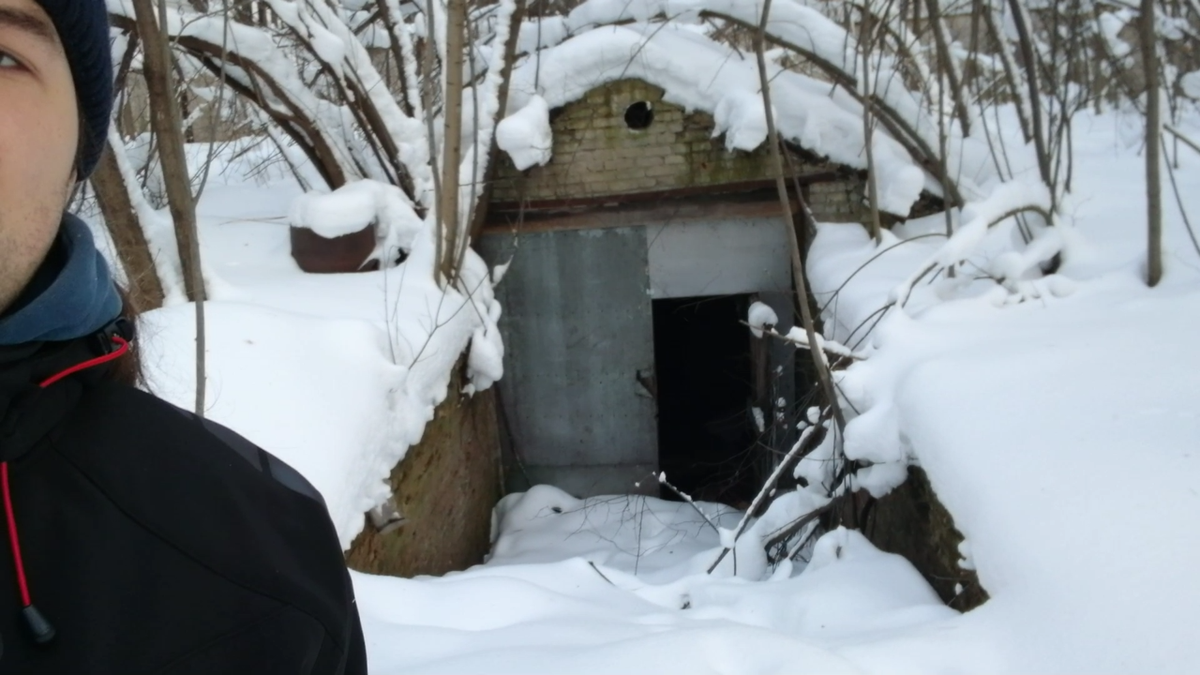 Погреб с цистернами за зданием лесничества