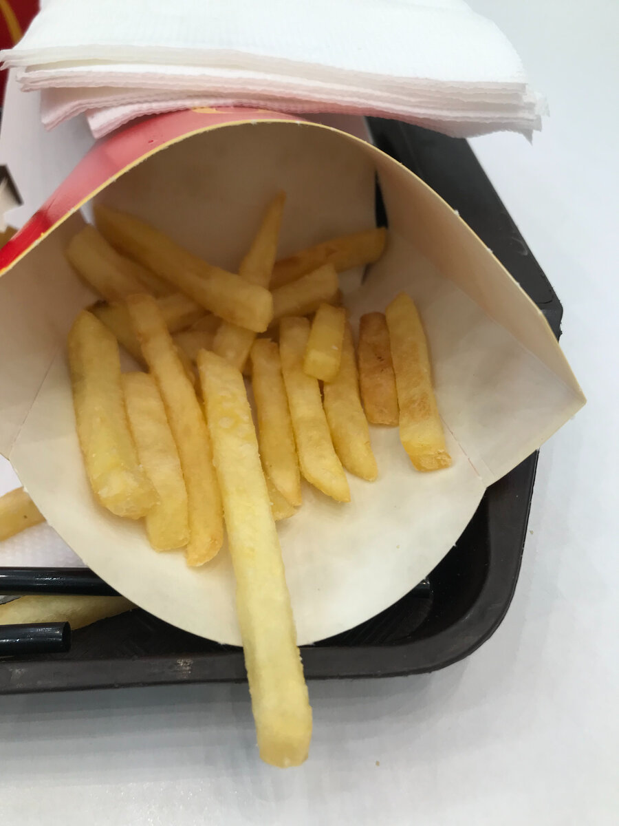 Так им манит. Причём и вкус-то не особо нравится, но эта простота поглощения маленькими палочками (как семечки) так и заставляет съедать одну за одной.