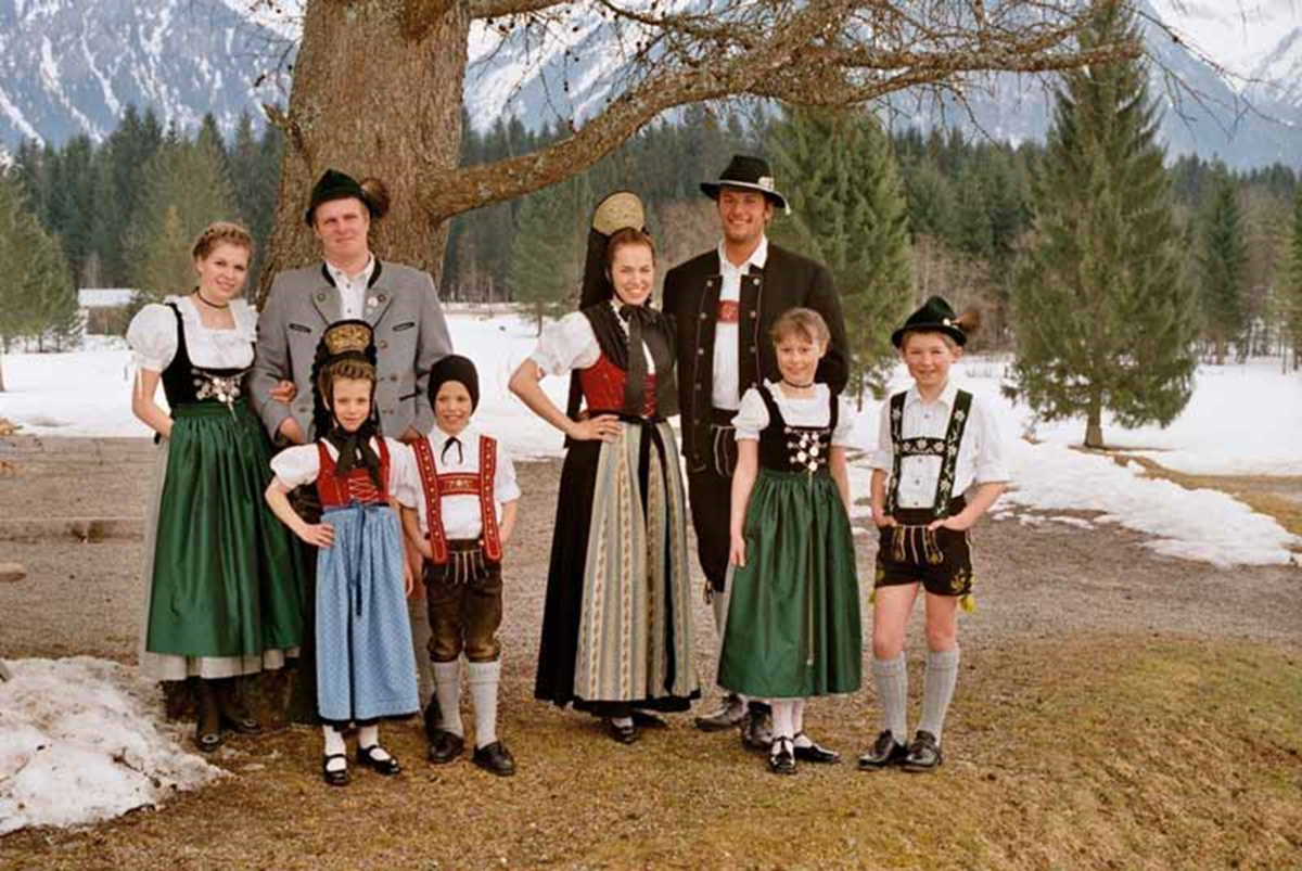 Немцы в национальной одежде