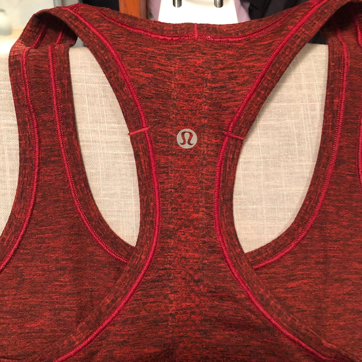 Модель 2016 года с харакретным логотипом на спине