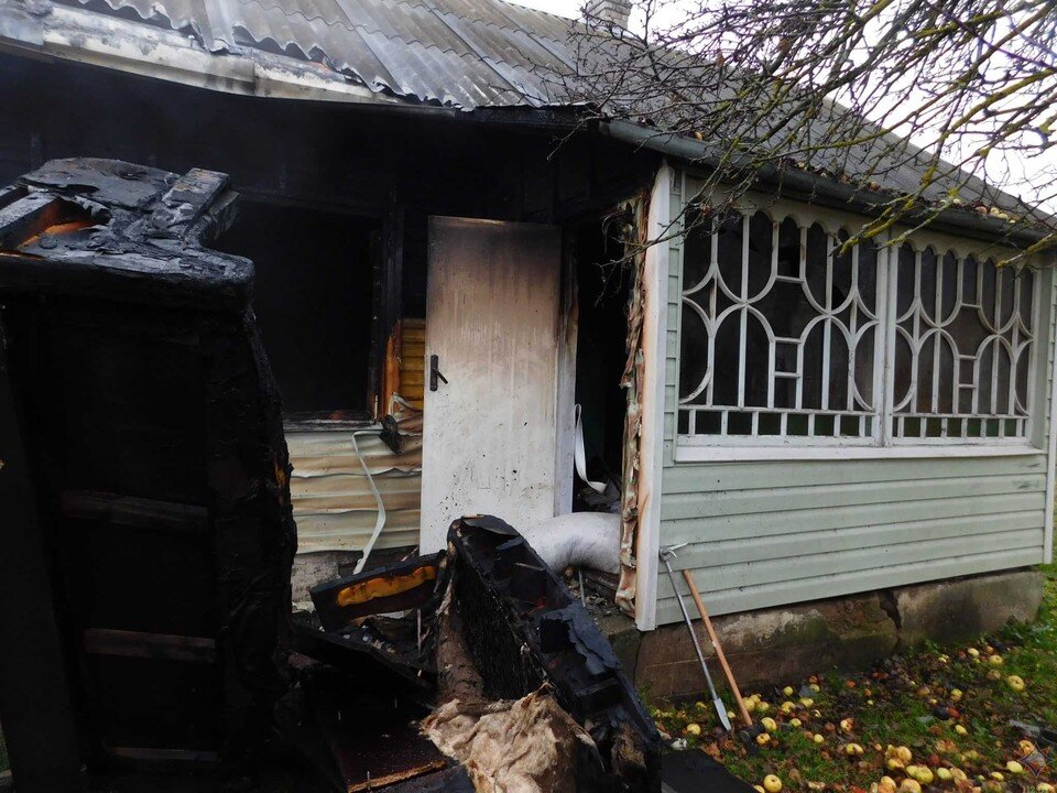     Под Дятлово ребенок игрался с зажигалкой и поджег занавески, после чего огонь перекинулся на дом. Фото: grodno.mchs.gov.by