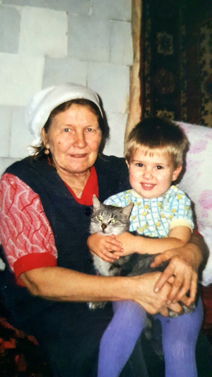 Мамуля с моим сыном, ей на фото 65 лет а ему 3 годика, да кошка Маруська.