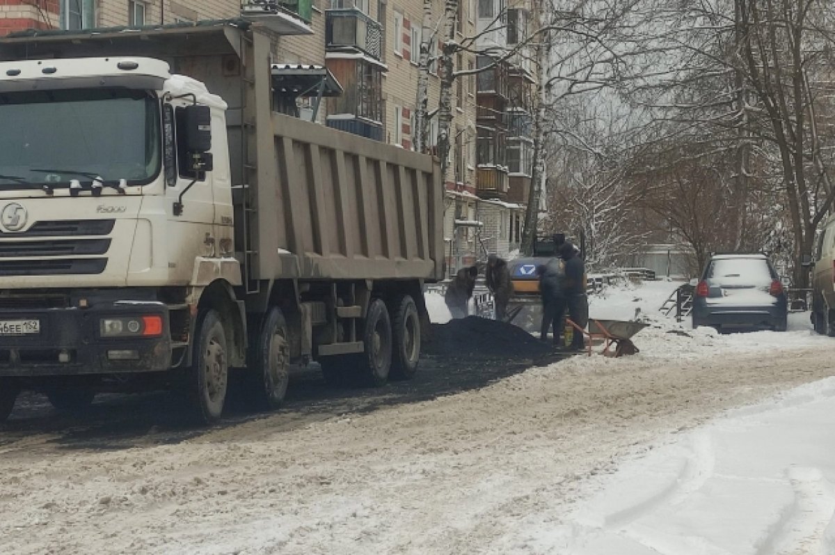    Укладка асфальта началась на Бору после снегопада