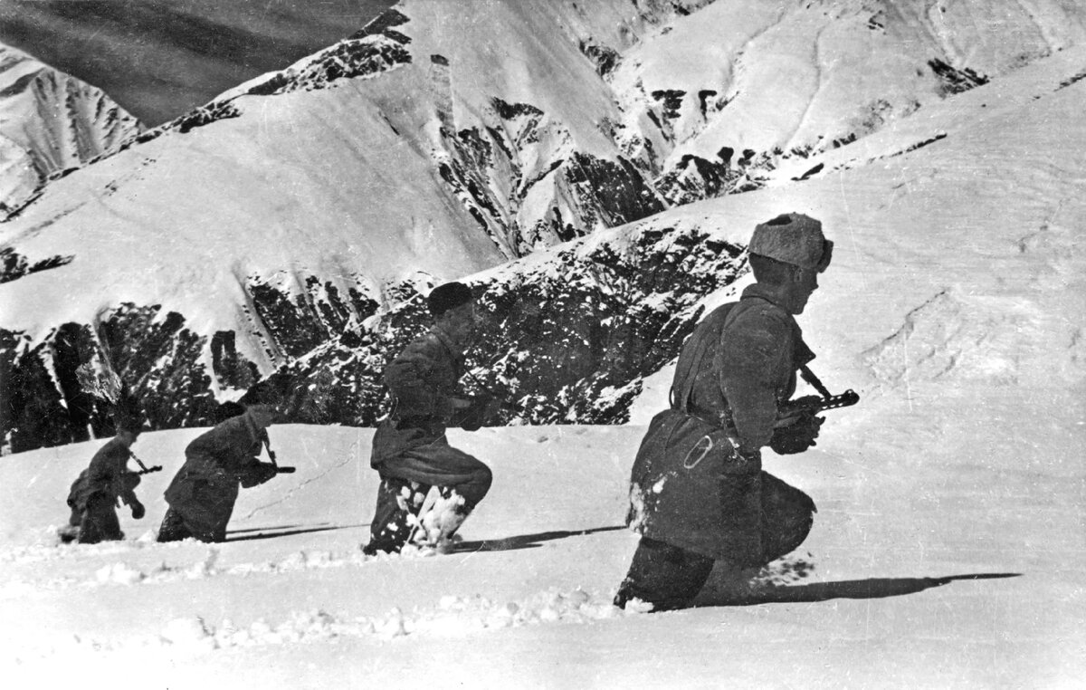 Красноармейцы в высокогорье Кавказа лето 1942