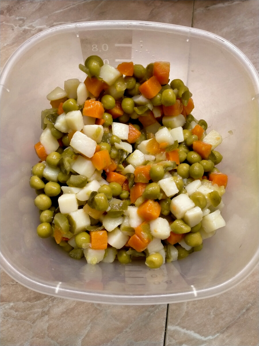 Оливье из банки. Добавила только колбасу и сметану и получился салат за 10 минут 