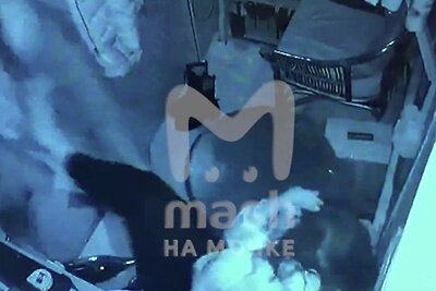    Кадр из видео избиения девушки в баре Санкт-Петербурга ©Скриншот