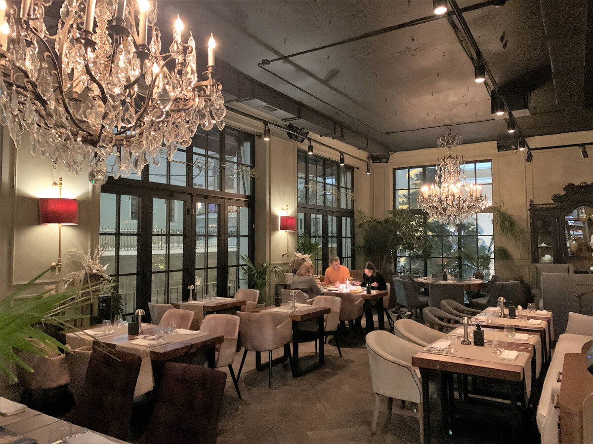 Вид на зал от входа