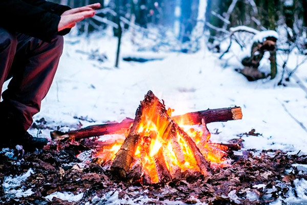 Согреться у костра зимой (фото из открытых источников)