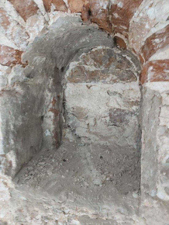     Ниши обнаружили в Лазаревской церкви Псково-Печерского монастыря