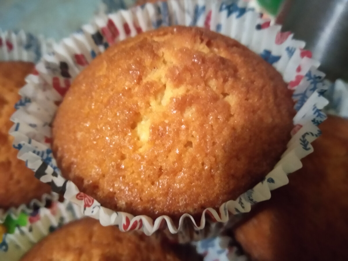 ой, нашла фотку кексиков)) вот такие кексики я пекла в 21-м году))) мааасляные, жиирненькие, давным-давно я таких не делала. и не хочется... если дети попросят - испеку)) да