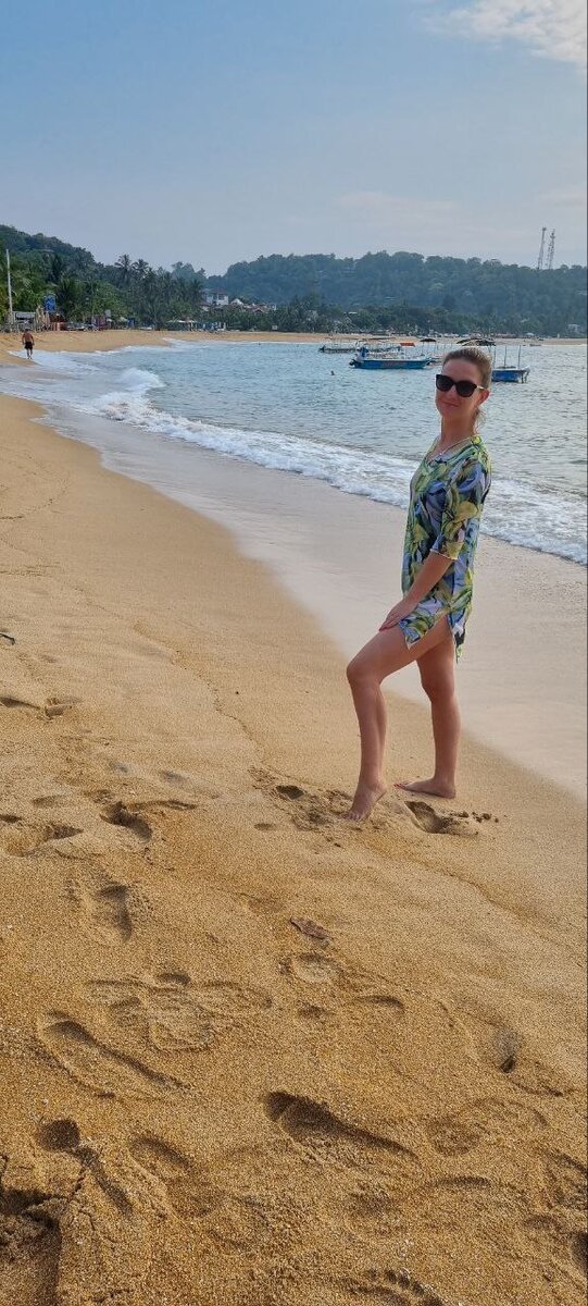 Участок пляжа возле отеля Araliya Beach 5* 