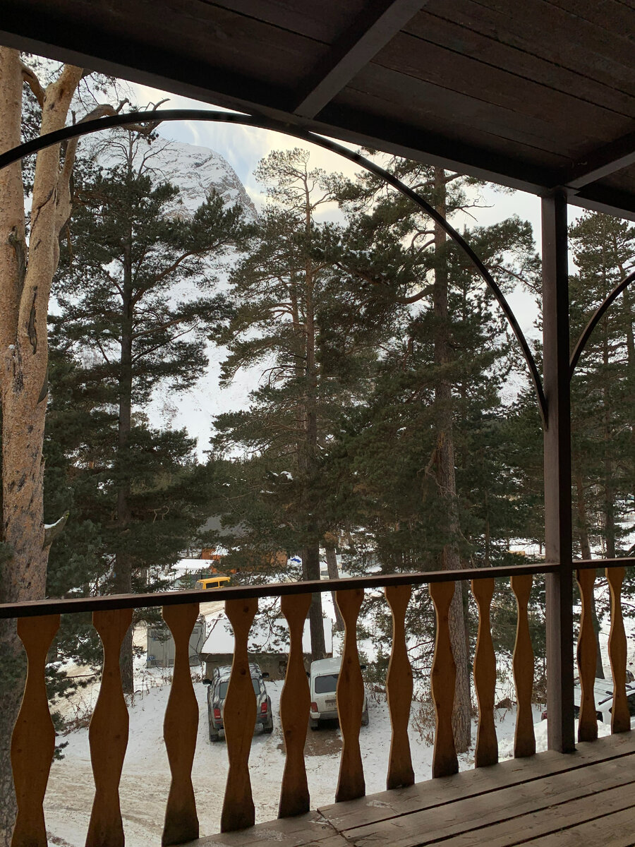 отель в Терсколе, куда, также как и везде в Приэльбрусье, вход через подъем в горы
