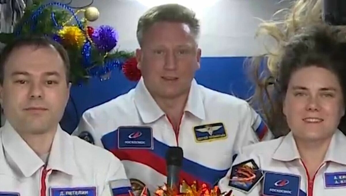     Российские космонавты Сергей Прокопьев (на фото), Анна Кикина (на фото) и Дмитрий Петелин (на фото) на борту Международной космической станции (МКС) накроют новогодний стол, на котором будут белуга, черная икра, креветки и традиционный салат оливье.